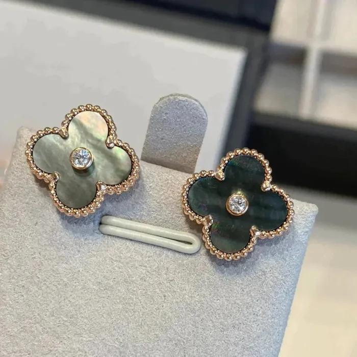 【Valeron Jewelry】CLOVER MEDIUM 1 MOTIFS GRAY MOP  DIAMOND EARRINGS - Image 2