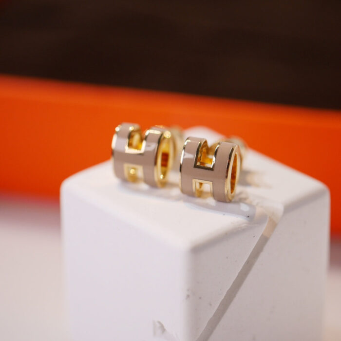 【Valeron Jewelry】MINI POP H GOLD EARRINGS GREY - Image 1