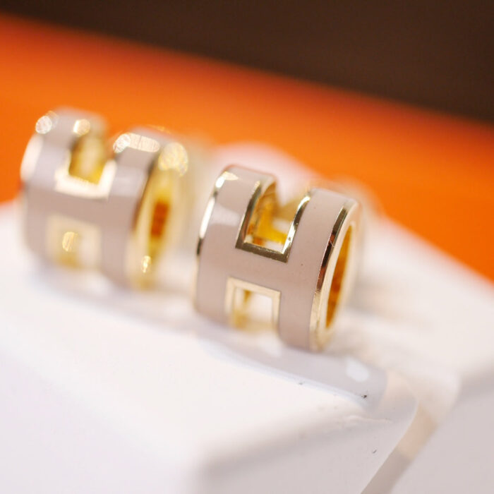【Valeron Jewelry】MINI POP H GOLD EARRINGS GREY - Image 4