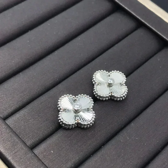 【Valeron Jewelry】CLOVER MINI 9.5MM LASER EARRINGS - Image 3