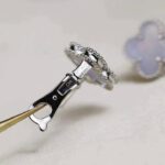 【Valeron Jewelry】CLOVER MEDIUM 1 MOTIFS  WHITE MOP EARRINGS SILVER - Image 3