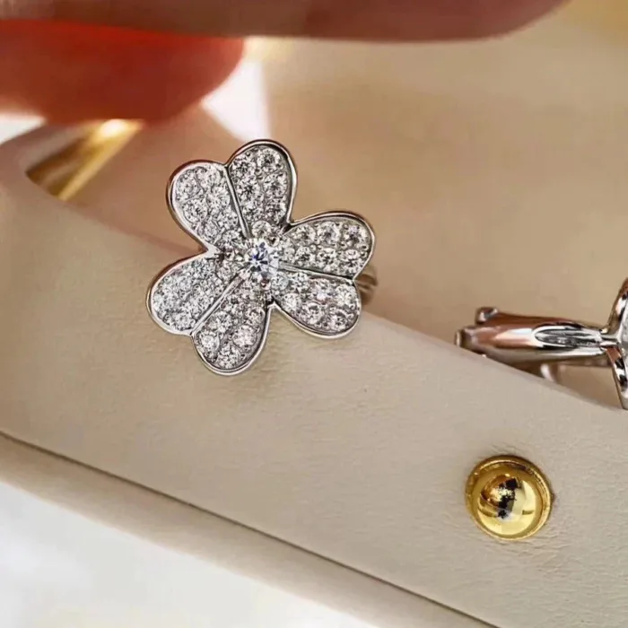 【Valeron Jewelry】CLOVER COMOS DIAMOND EARRINGS SILVER - Image 1