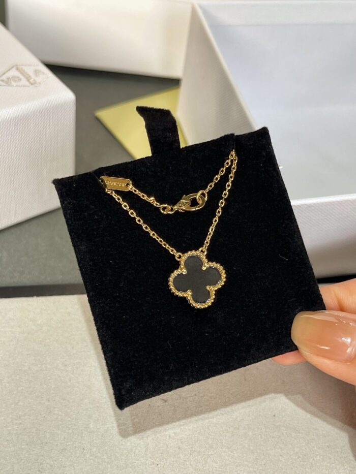 【Valeron Jewelry】CLOVER ROCK CRYSTAL ROSE GOLD NECKLACE - Image 1