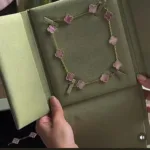 【Valerone Jewelry】Pink Necklace with Ten Clover Designs - Image 4