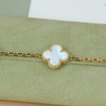 【Valleron Jewelry】CLOVER  5 MOTIF WHITE MOP BRACELET - Image 4