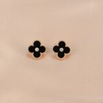 【Valeron Jewelry】CLOVER MEDIUM 1 MOTIFS ONYX DIAMOND EARRINGS - Image 4