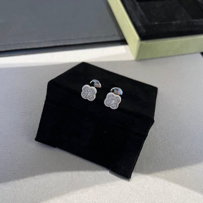 【Valeron Jewelry】CLOVER MINI DIAMOND STUD EARRINGS - Image 8
