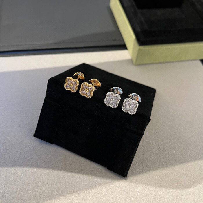 【Valeron Jewelry】CLOVER MINI DIAMOND STUD EARRINGS - Image 9